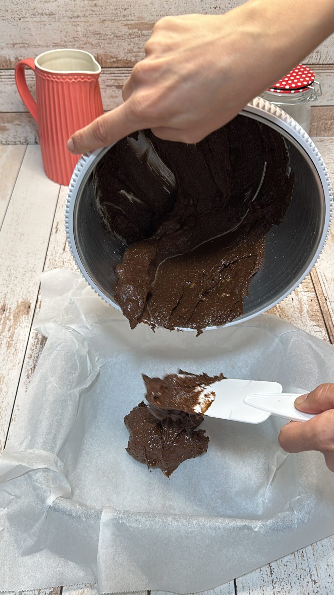 Vertemos la mezcla del brownie fit en el molde