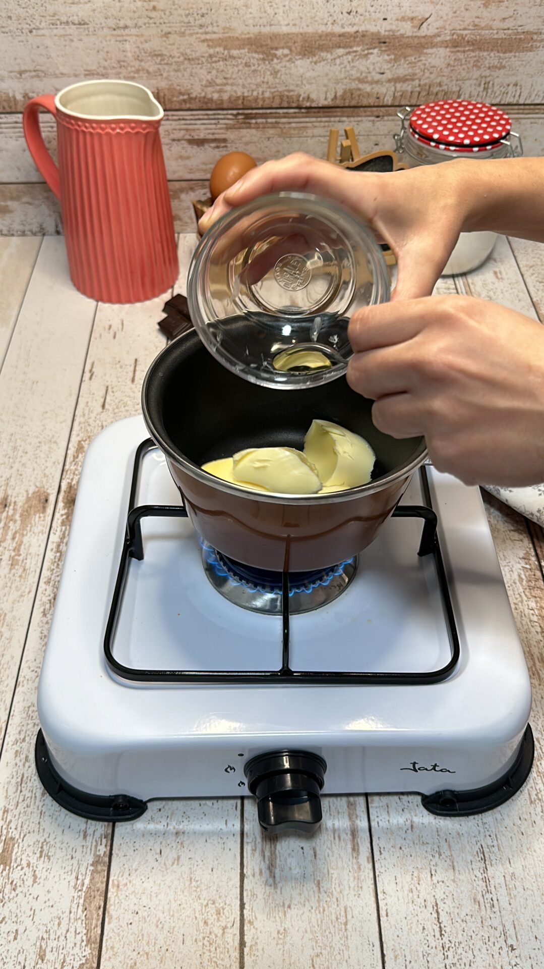 Ponemos en un cazo la mantequilla