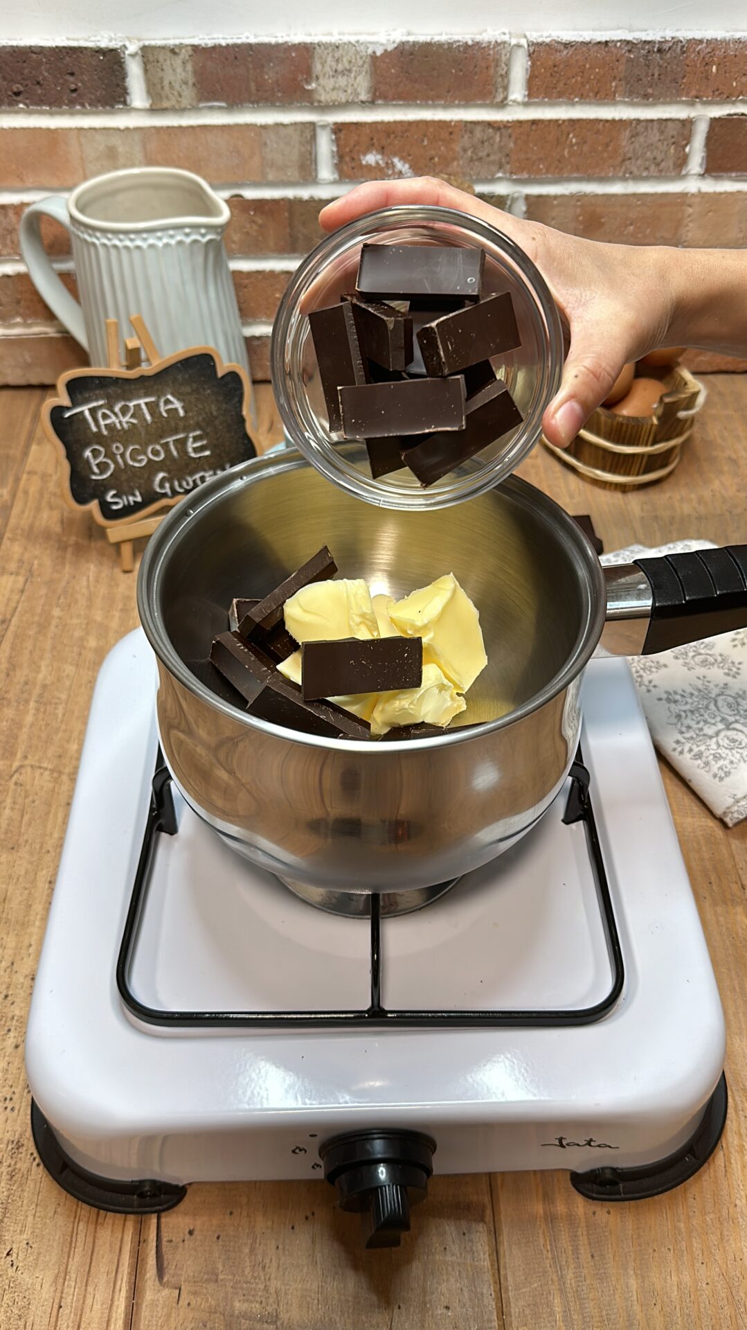 Llevamos al baño María el chocolate y la mantequilla para la ganache