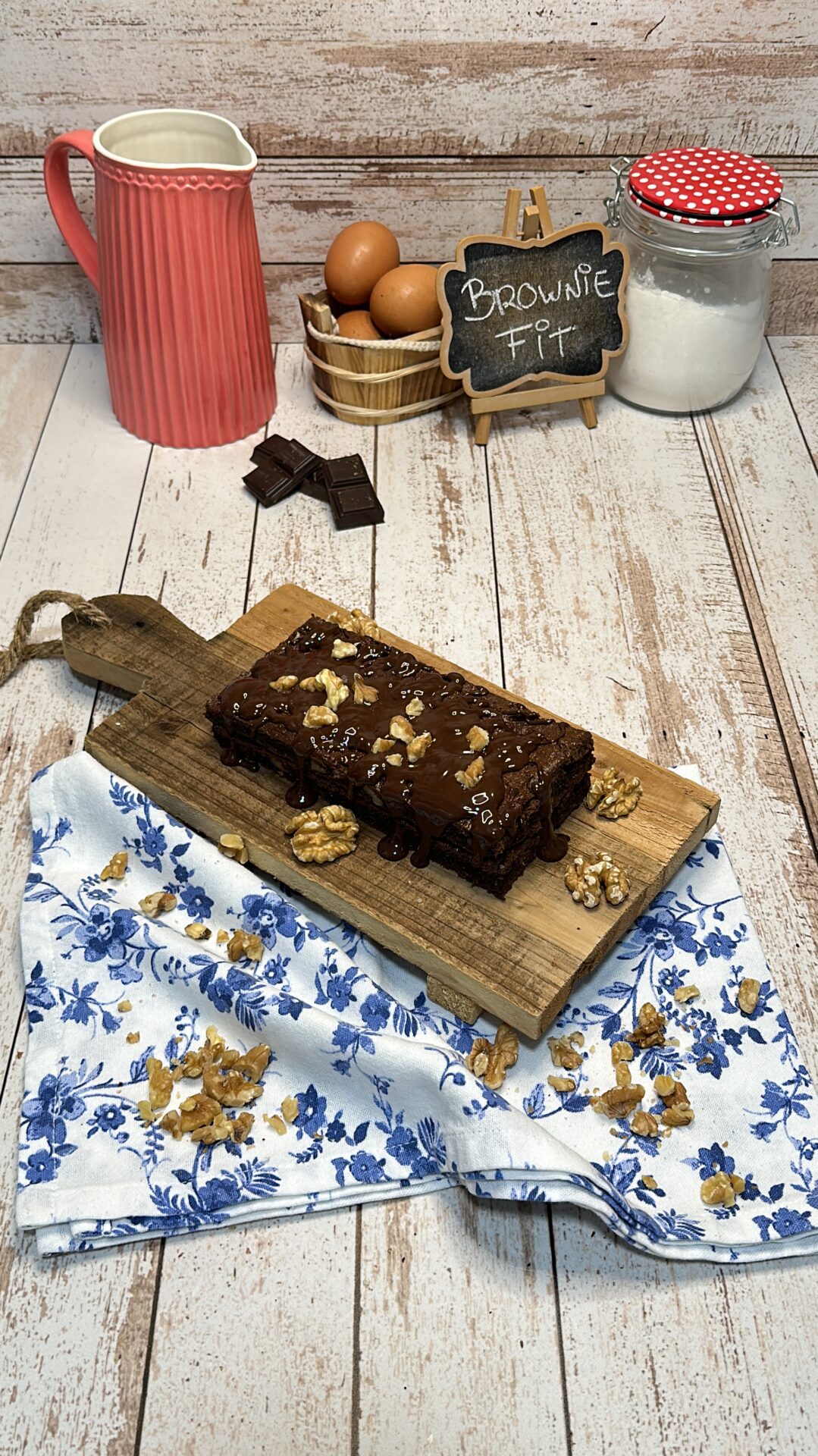 Decoramos nuestro brownie fit con unas nueces