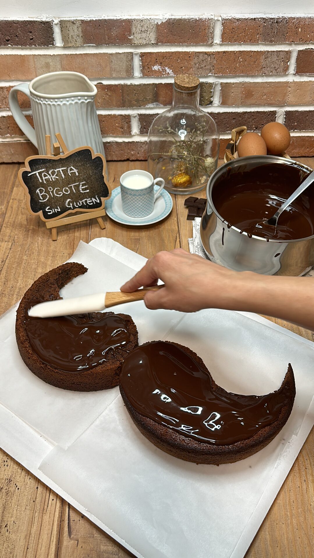 Cubrimos el bizcocho con la ganache