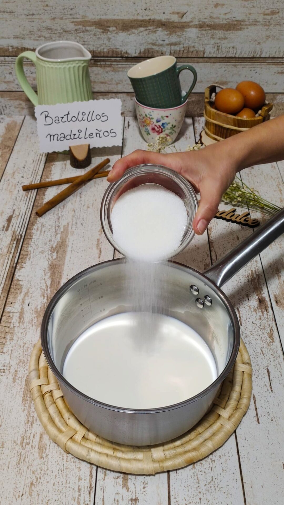 Ponemos en un cazo la leche y añadimos el azúcar