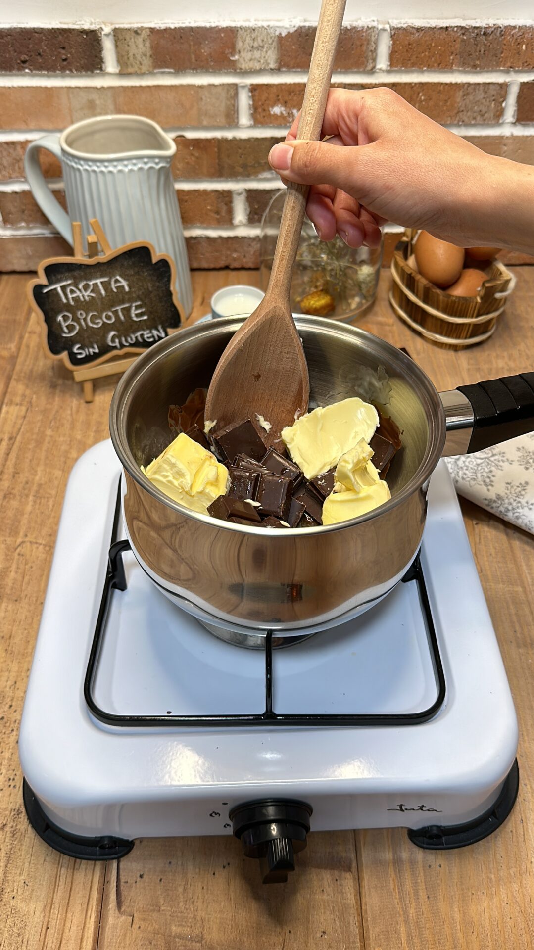 Calentamos al baño María el chocolate y la mantequilla
