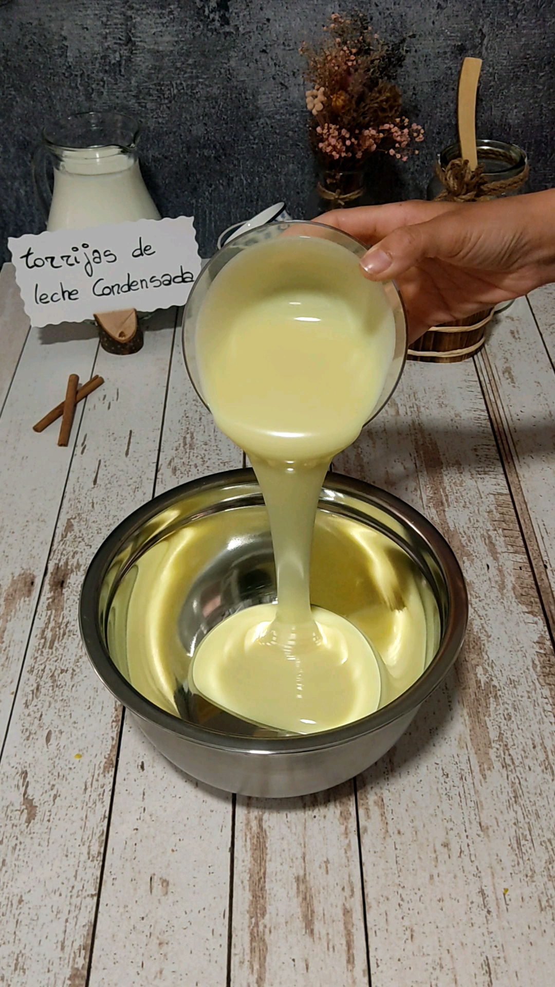 Imagen 4 Vertemos en un bol la leche condensada