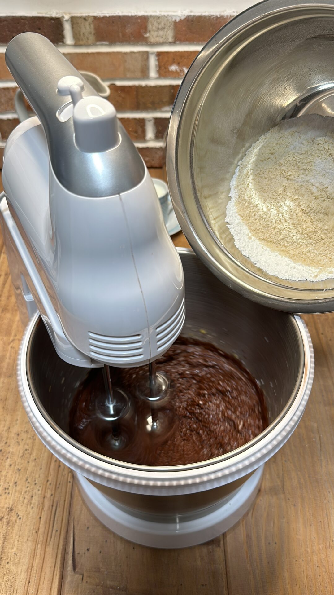 Agregamos el chocolate fundido y la mezcla de harinas