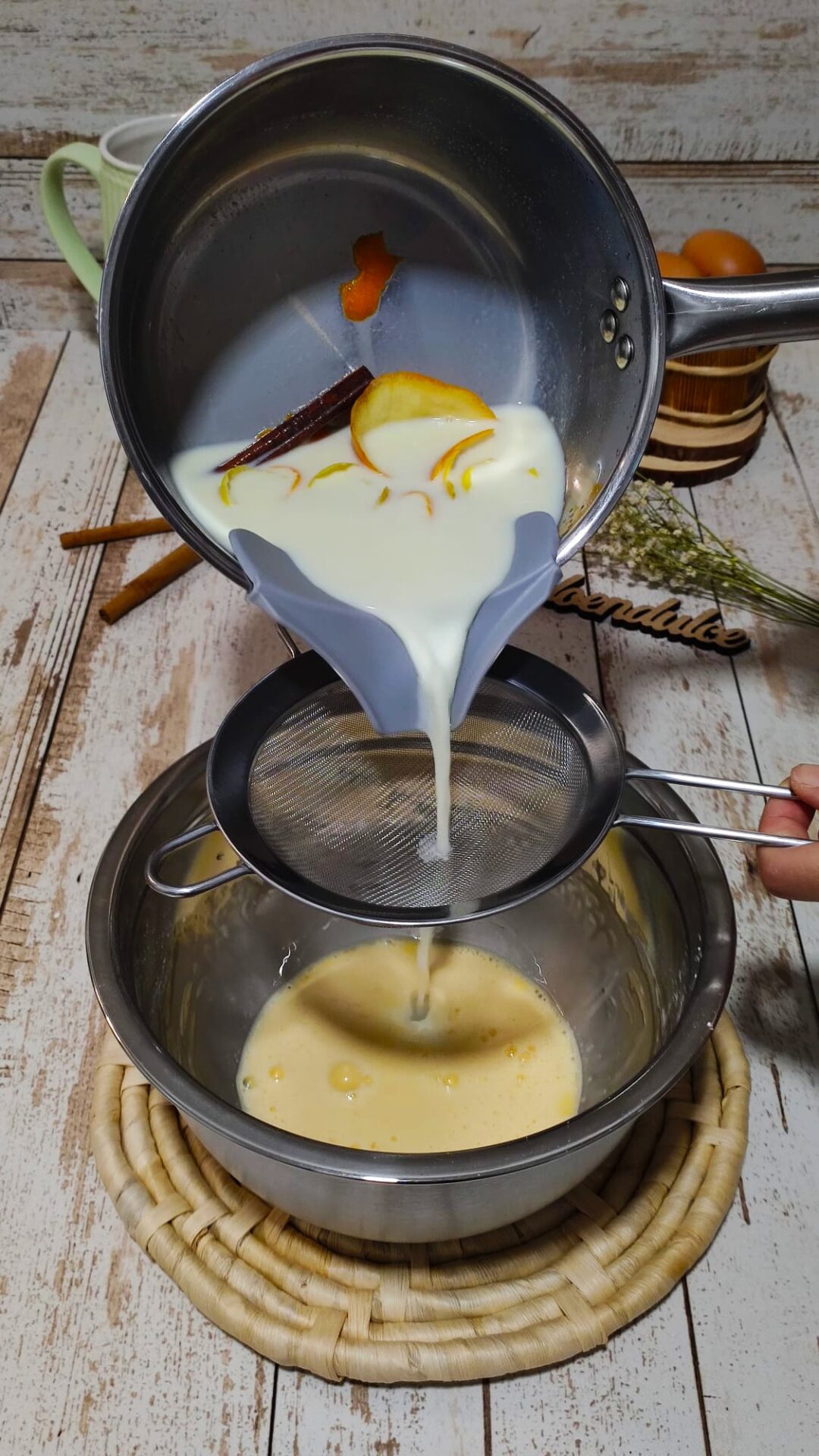 Colamos la leche y la añadimos poco a poco