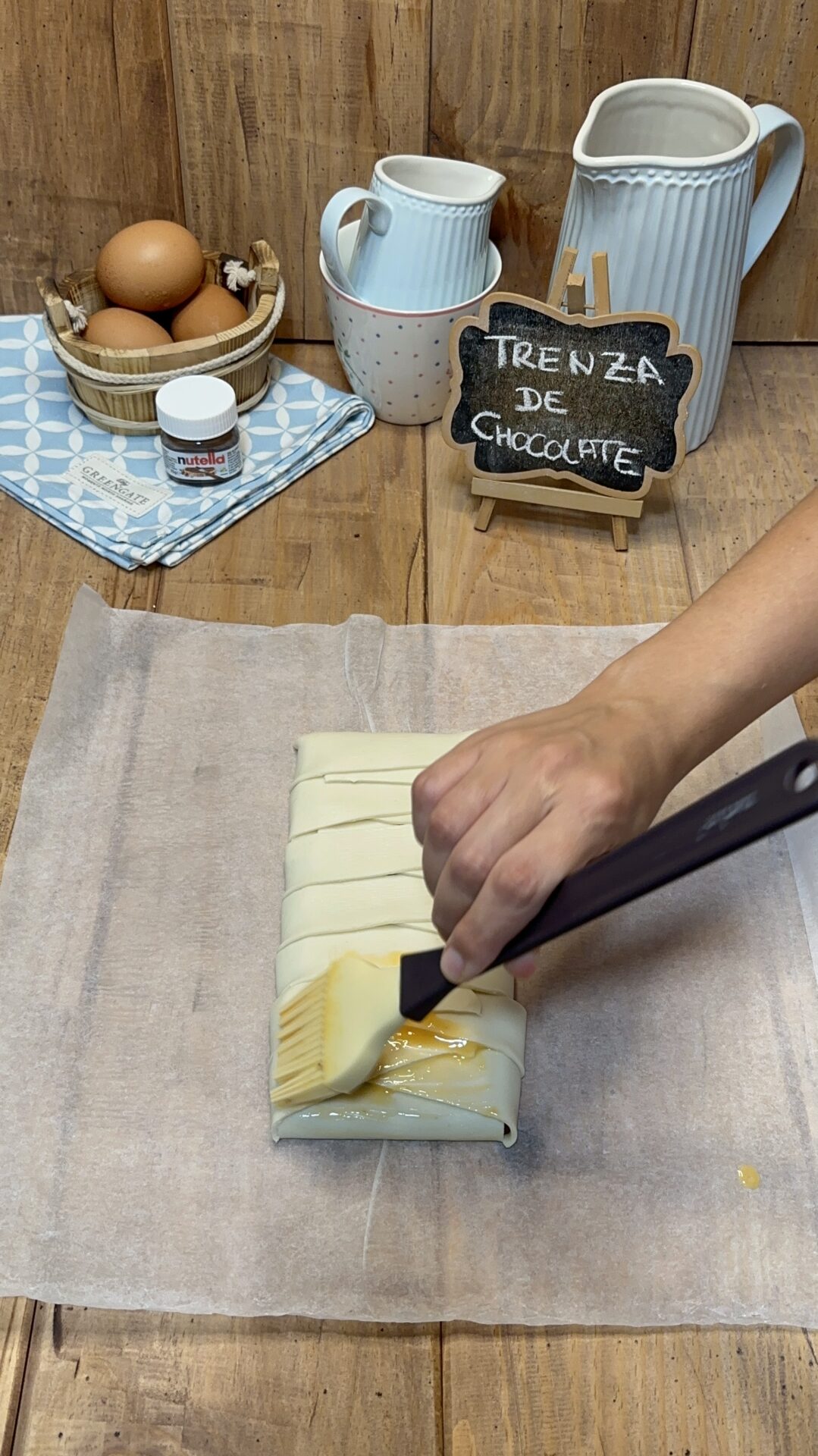 Batimos un huevo, pintamos la trenza de chocolate y llevamos al horno