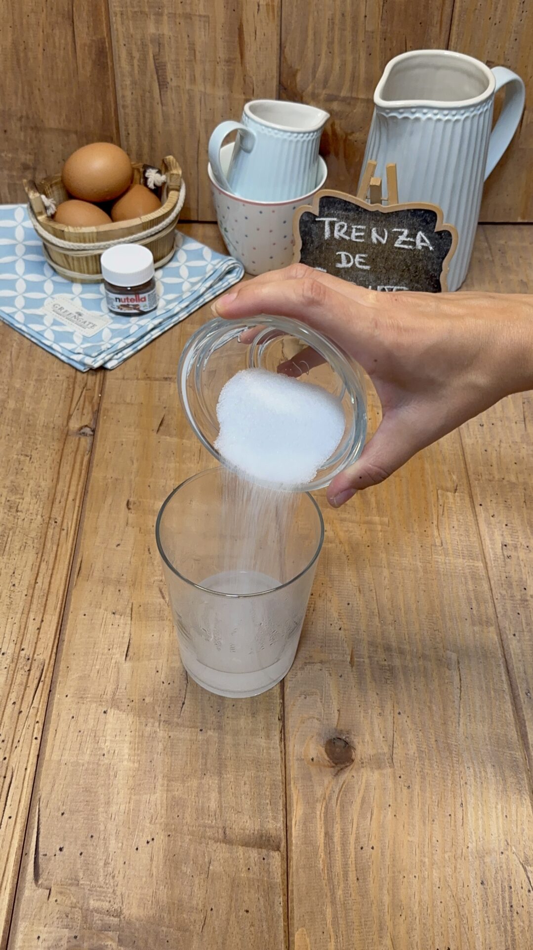 Preparamos un almíbar mezclando agua y azúcar e hirviendo en el microondas