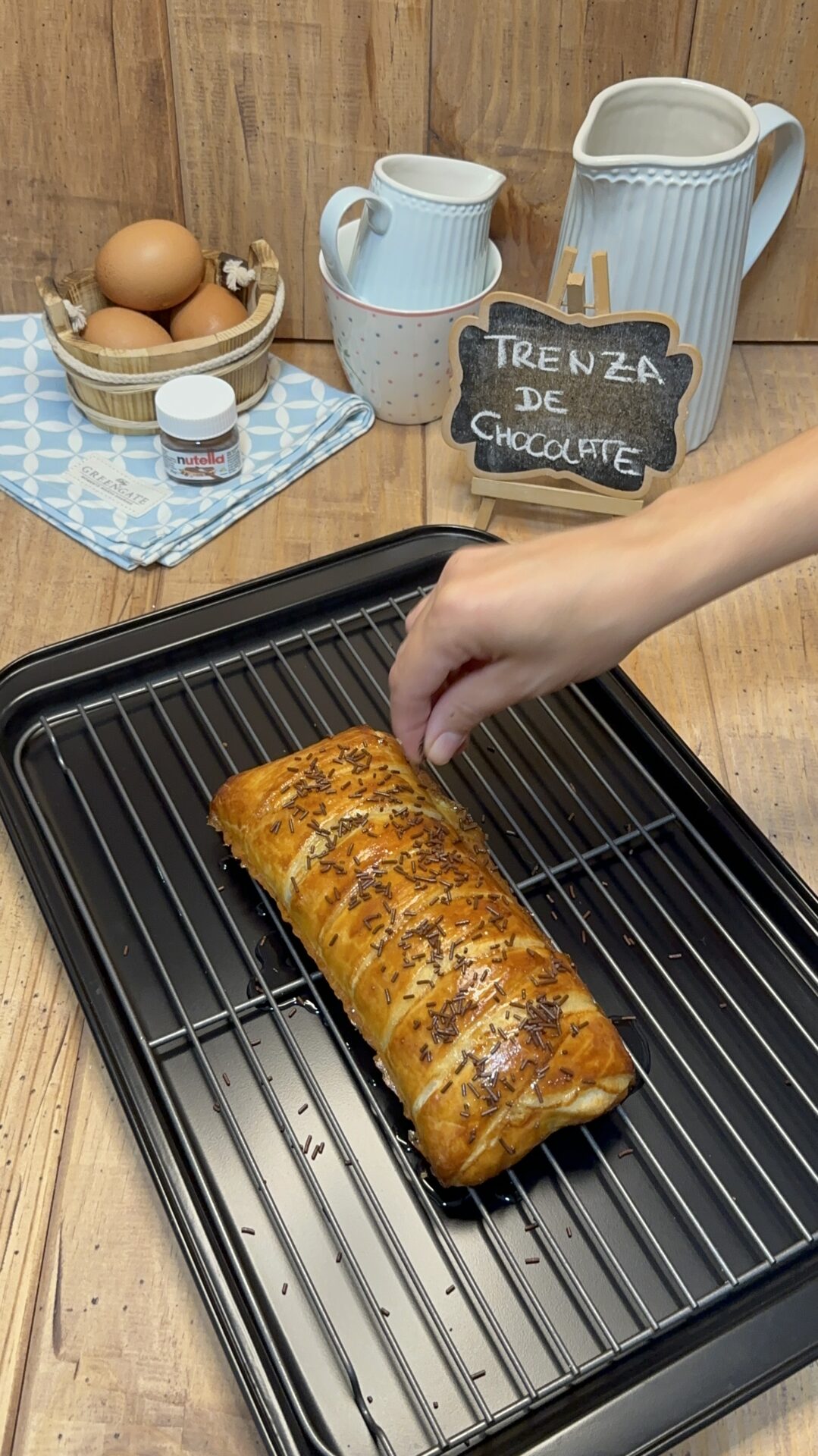 Espolvoreamos los fideos de chocolate sobre la trenza