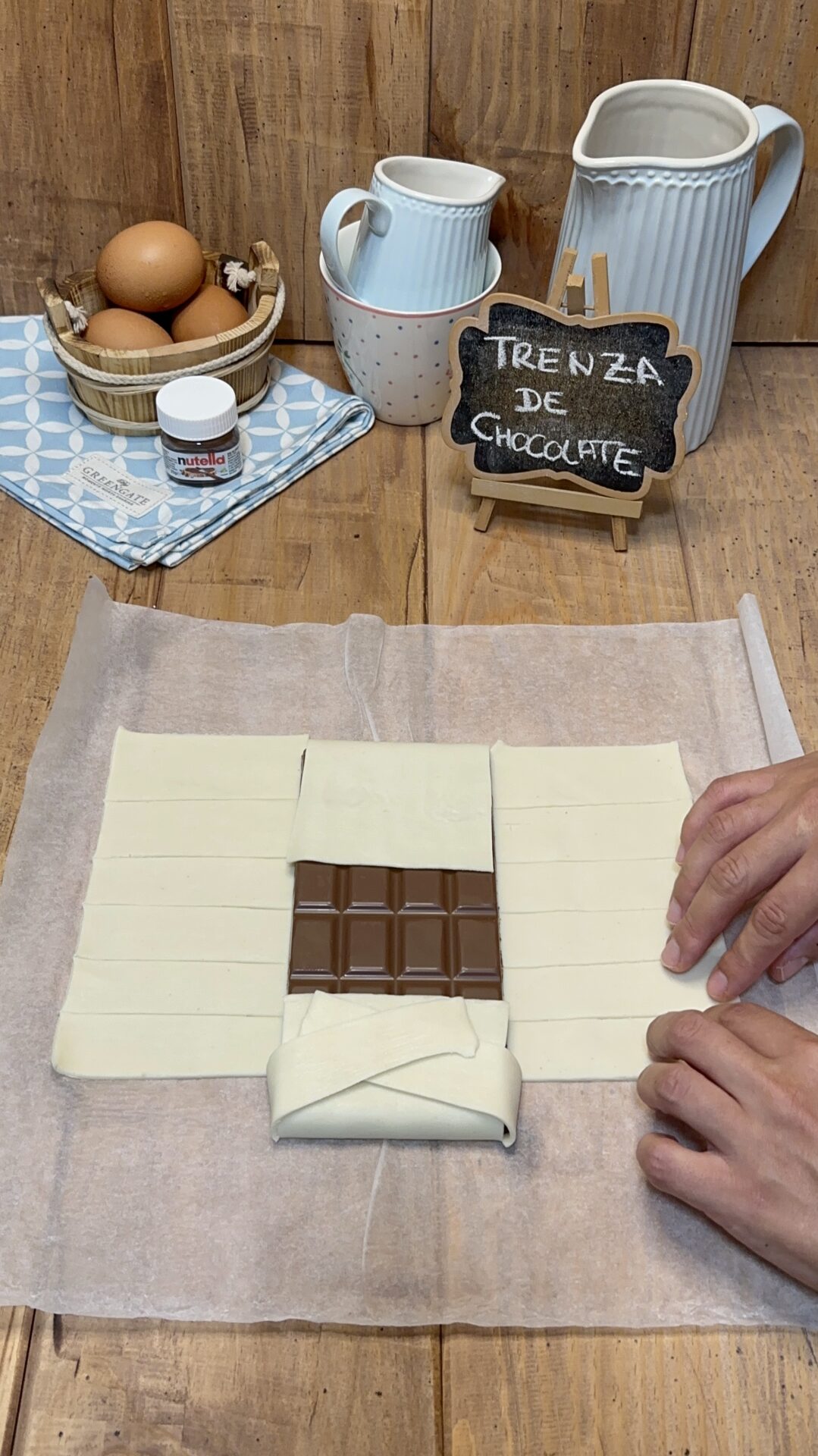 Cruzamos las tiras sobre la tableta de chocolate
