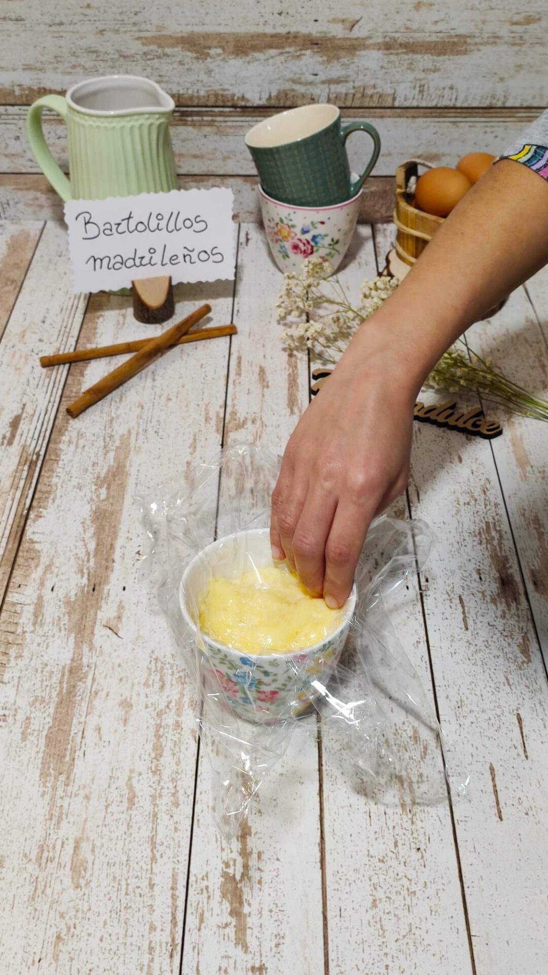Llevamos la crema a un bol y tapamos con film. Enfriamos