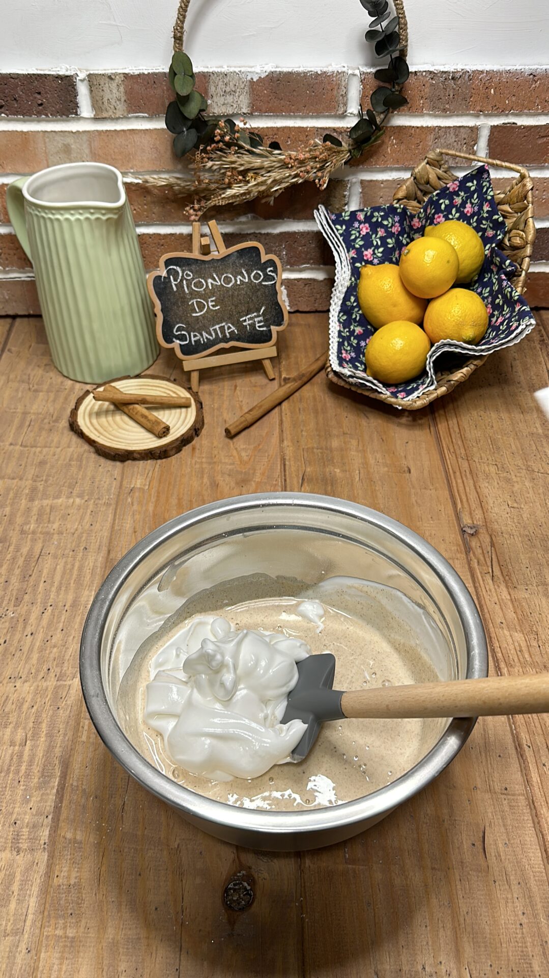 Mezclamos el merengue con la crema de yemas y harinas