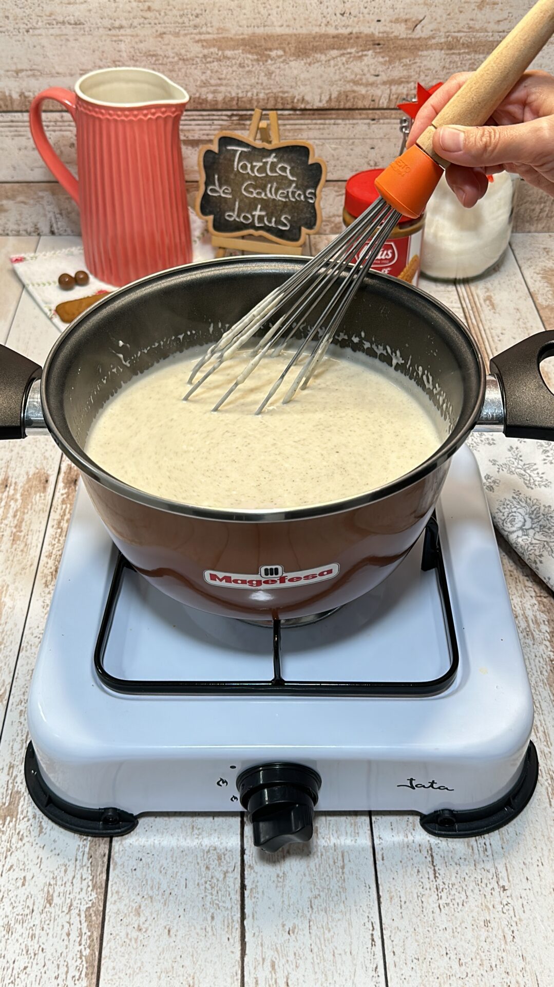 Añadimos la cuajada disuelta en leche y seguimos removiendo