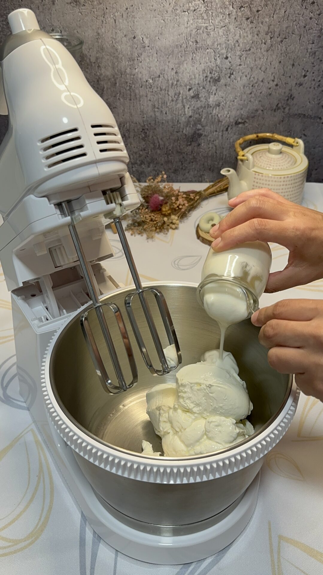 Llevamos a un bol el queso de untar, el yogur y el azúcar