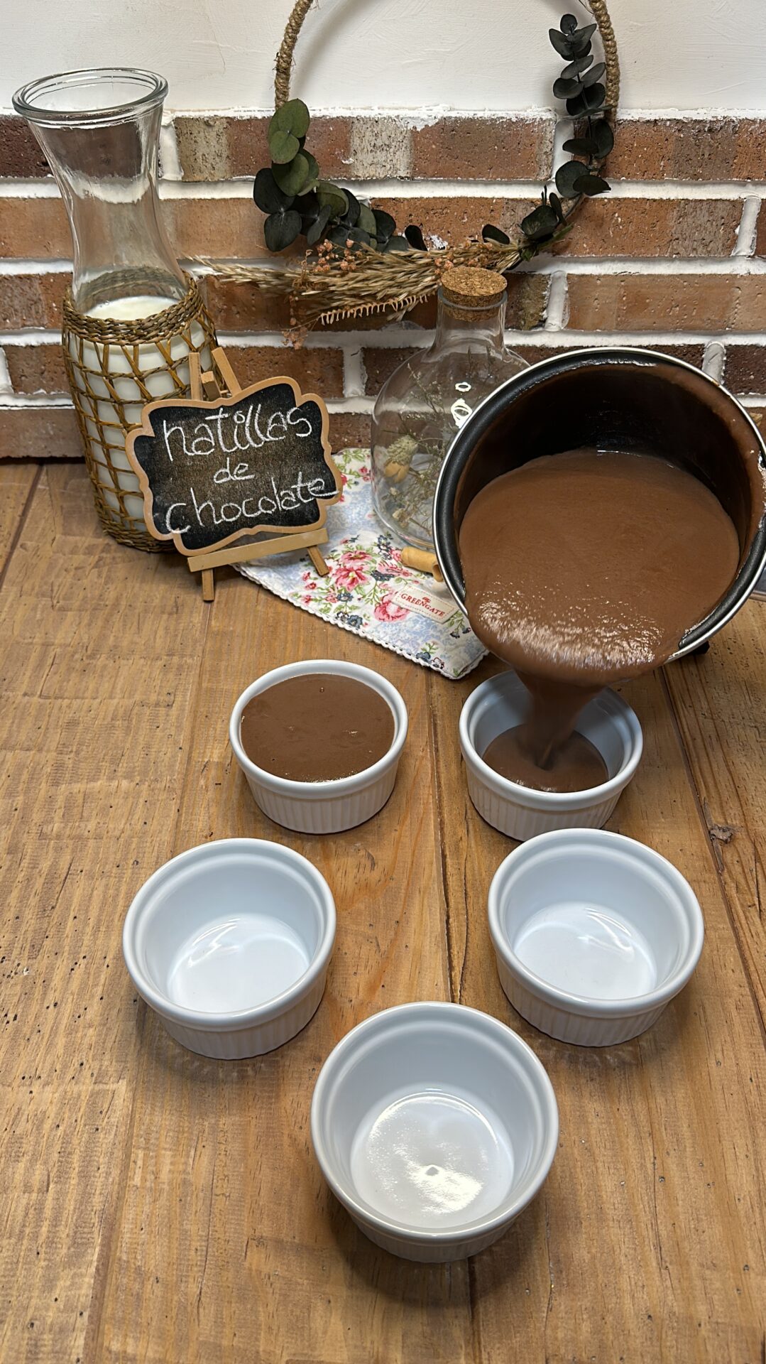 Vertemos las natillas de chocolate en los cuencos