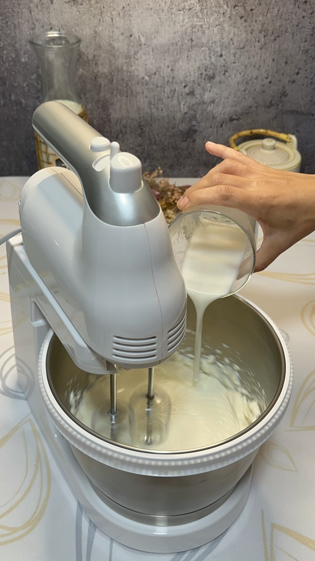 Añadimos la gelatina. Batimos hasta obtener una masa homogénea