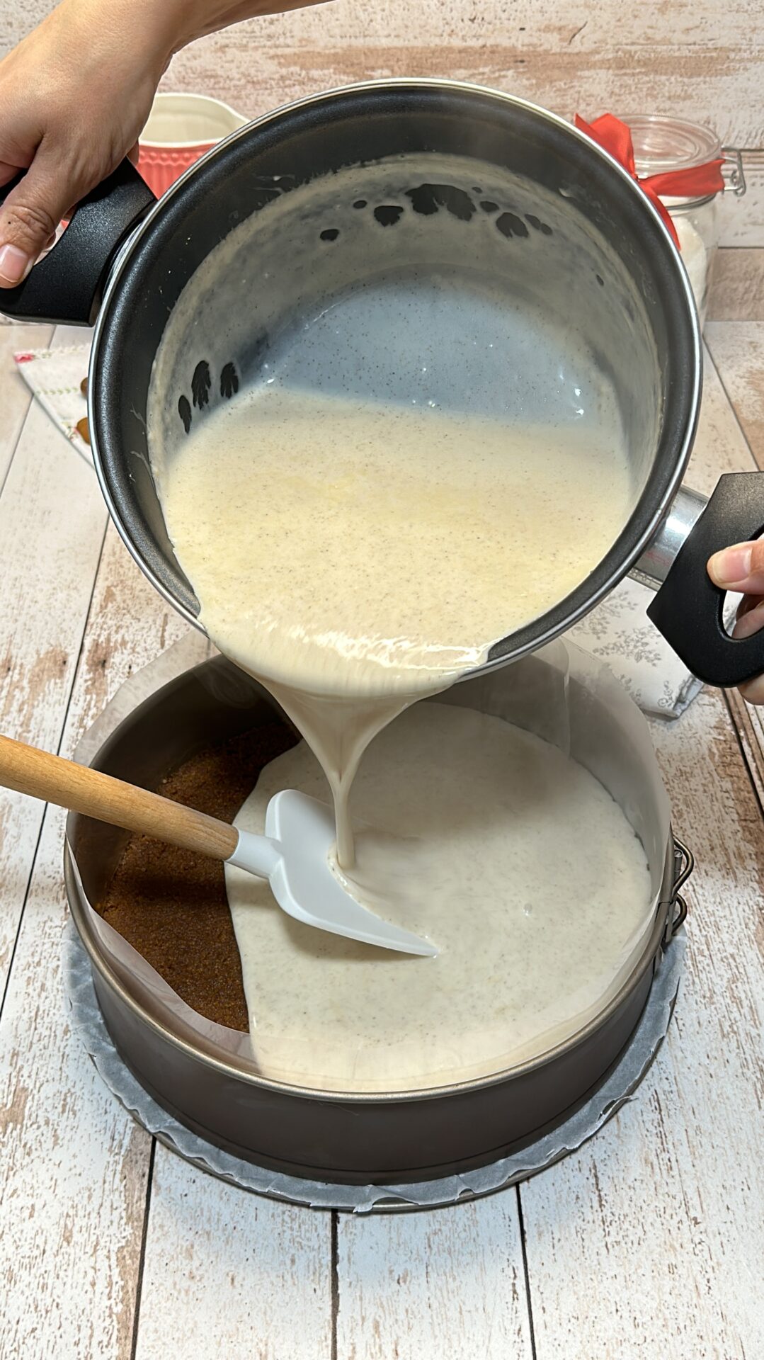 Vertemos la mitad del relleno sobre la base ya fría