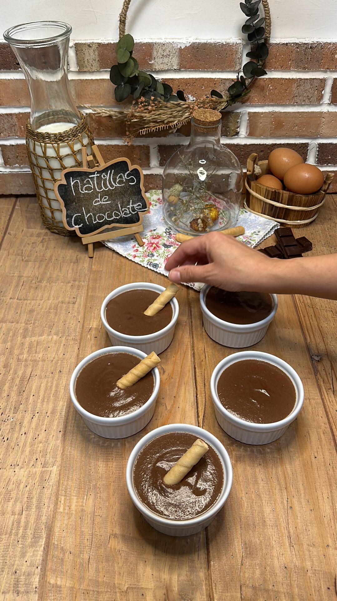 Decoramos las natillas de chocolate con los barquillos