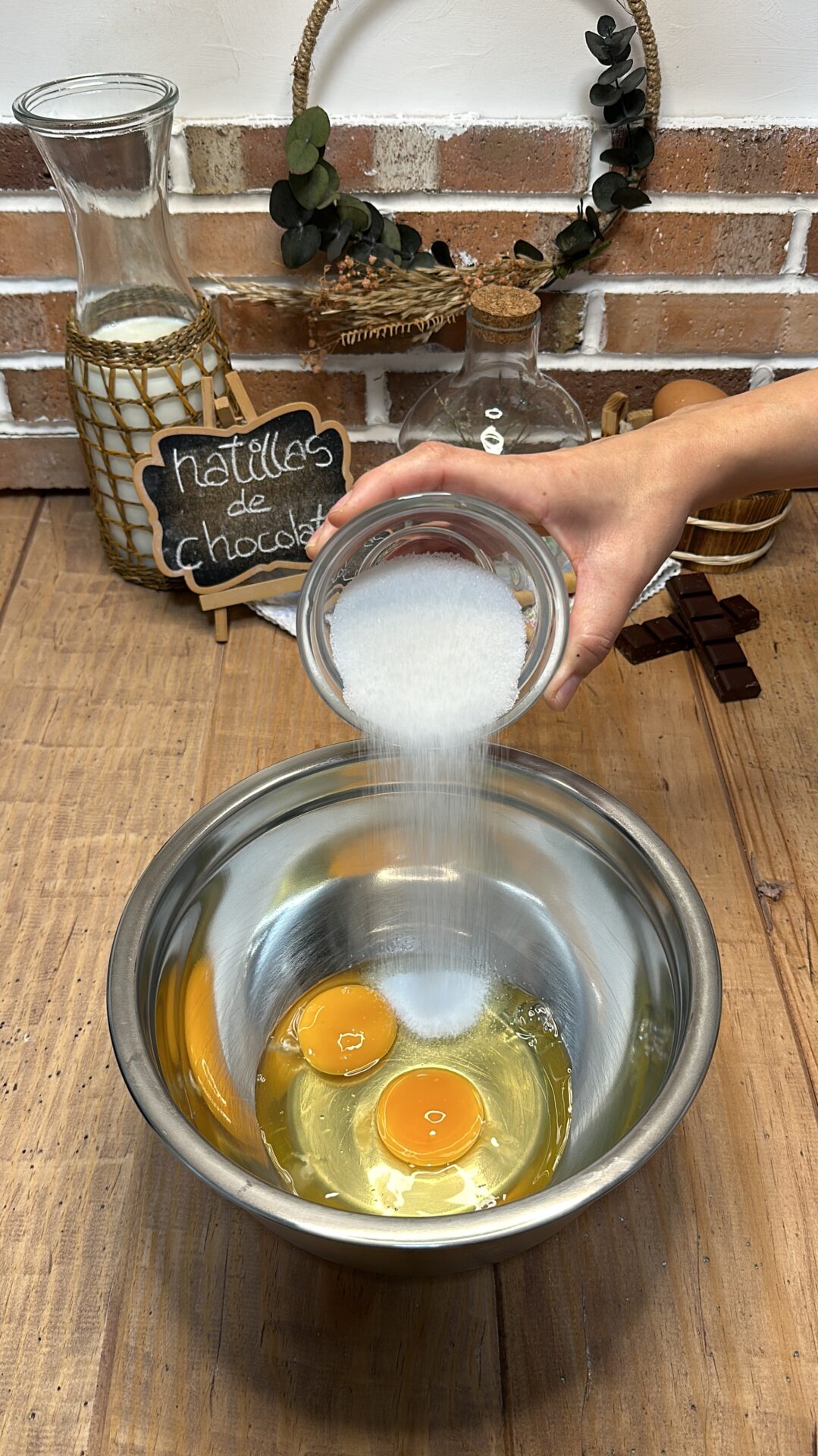 Vertemos en un bol los huevos y el azúcar