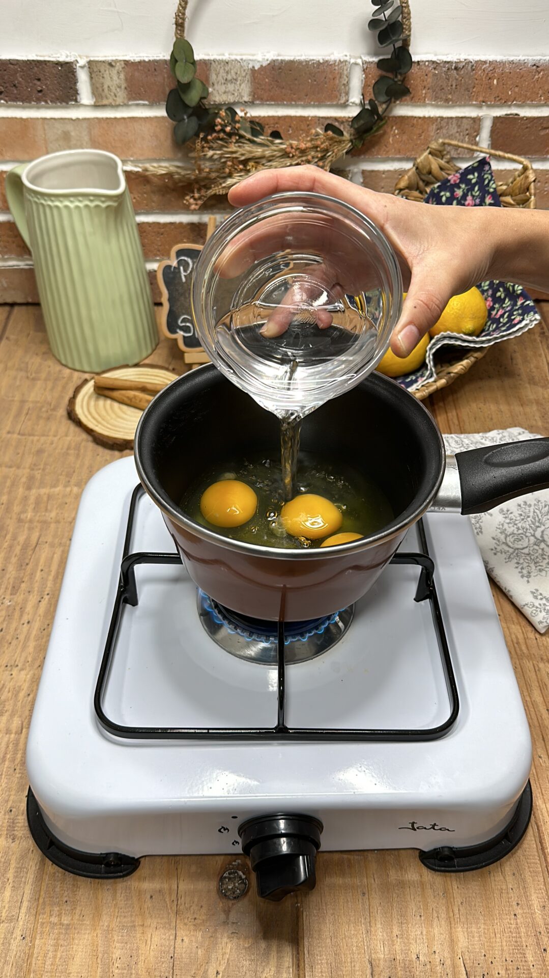 Llevamos a un cazo los huevos y el agua, calentamos removiendo