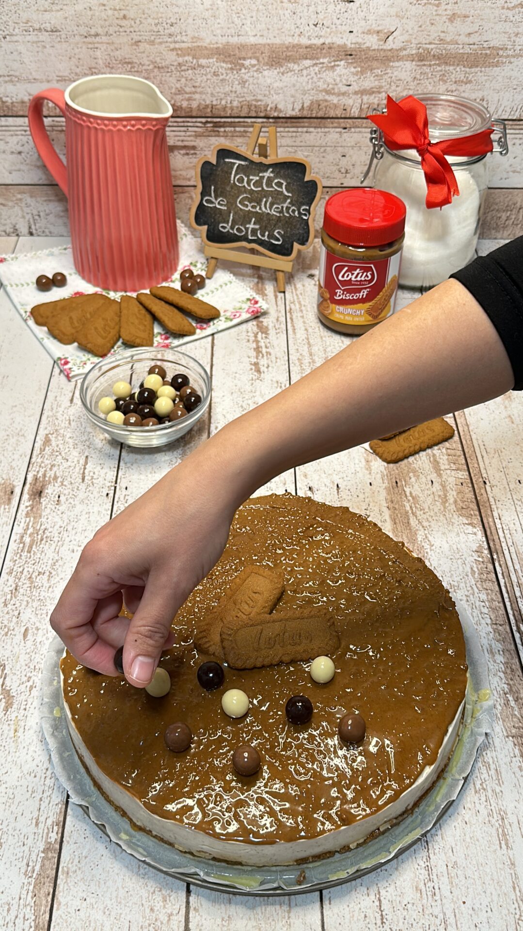 Decoramos nuestra tarta Lotus con galletas Lotus y bolitas de chocolate