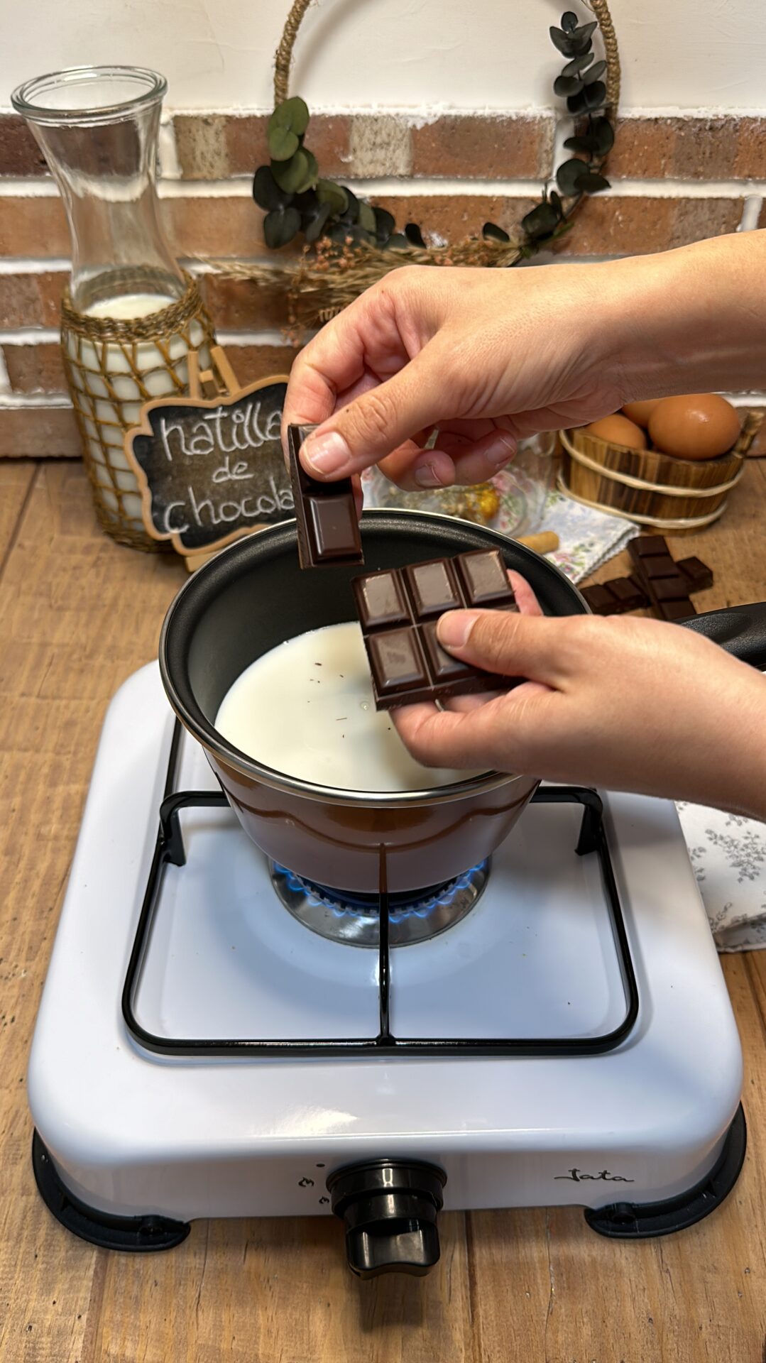 Llevamos a un cazo la otra mitad de la leche y el chocolate