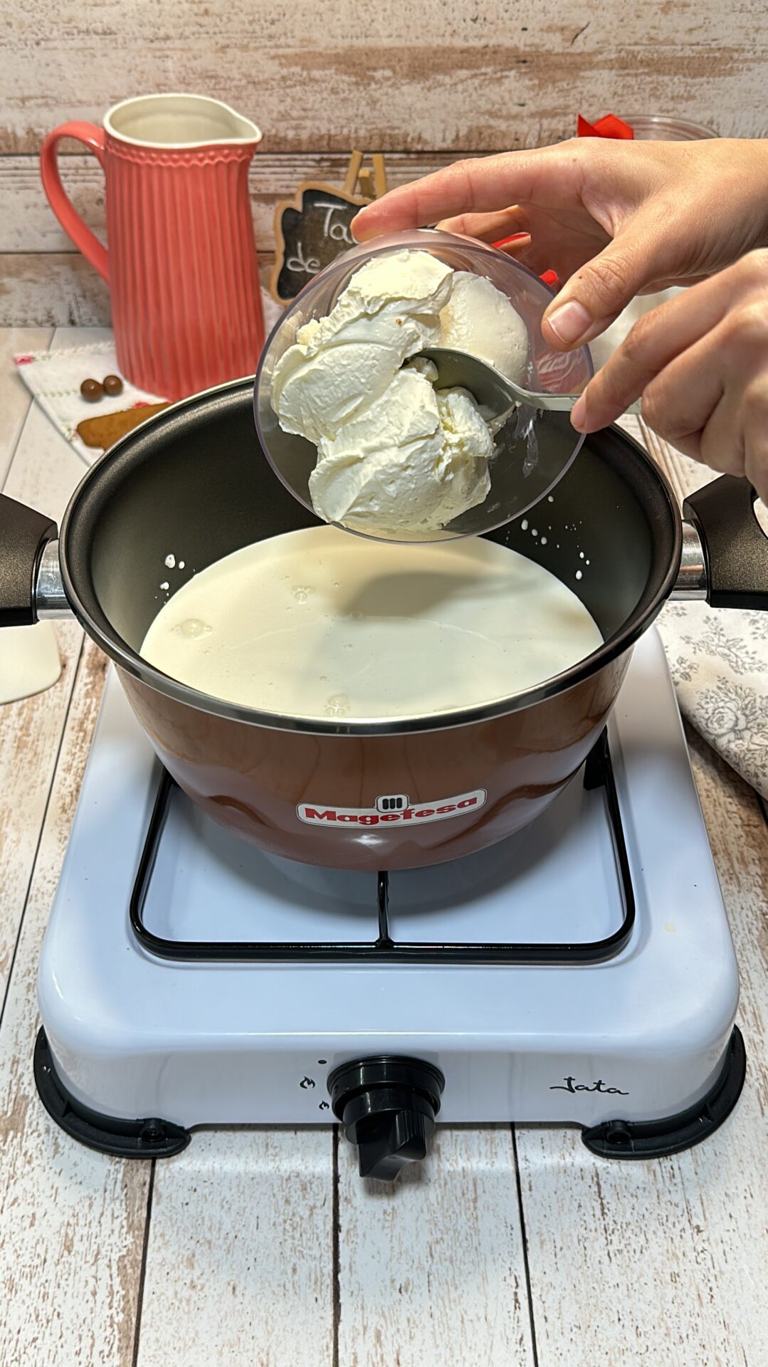 Mezclamos en un cazo la nata y el queso de untar