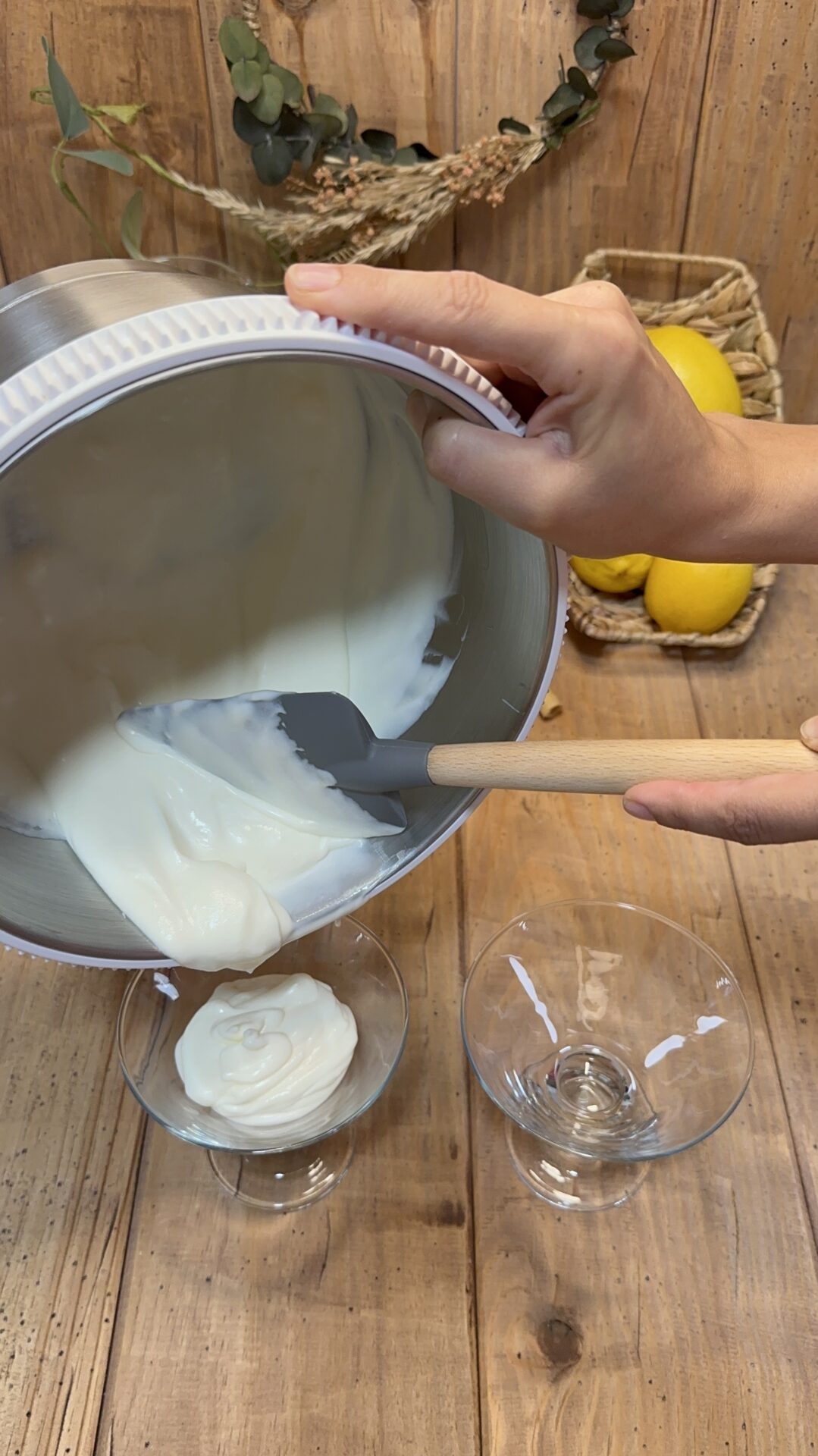 Incorporamos la mousse de limón a las copas