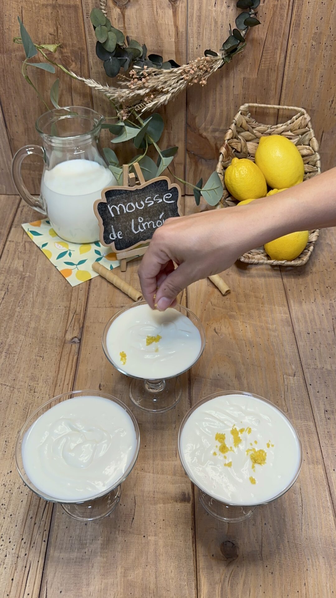 Decoramos con la ralladura del limon
