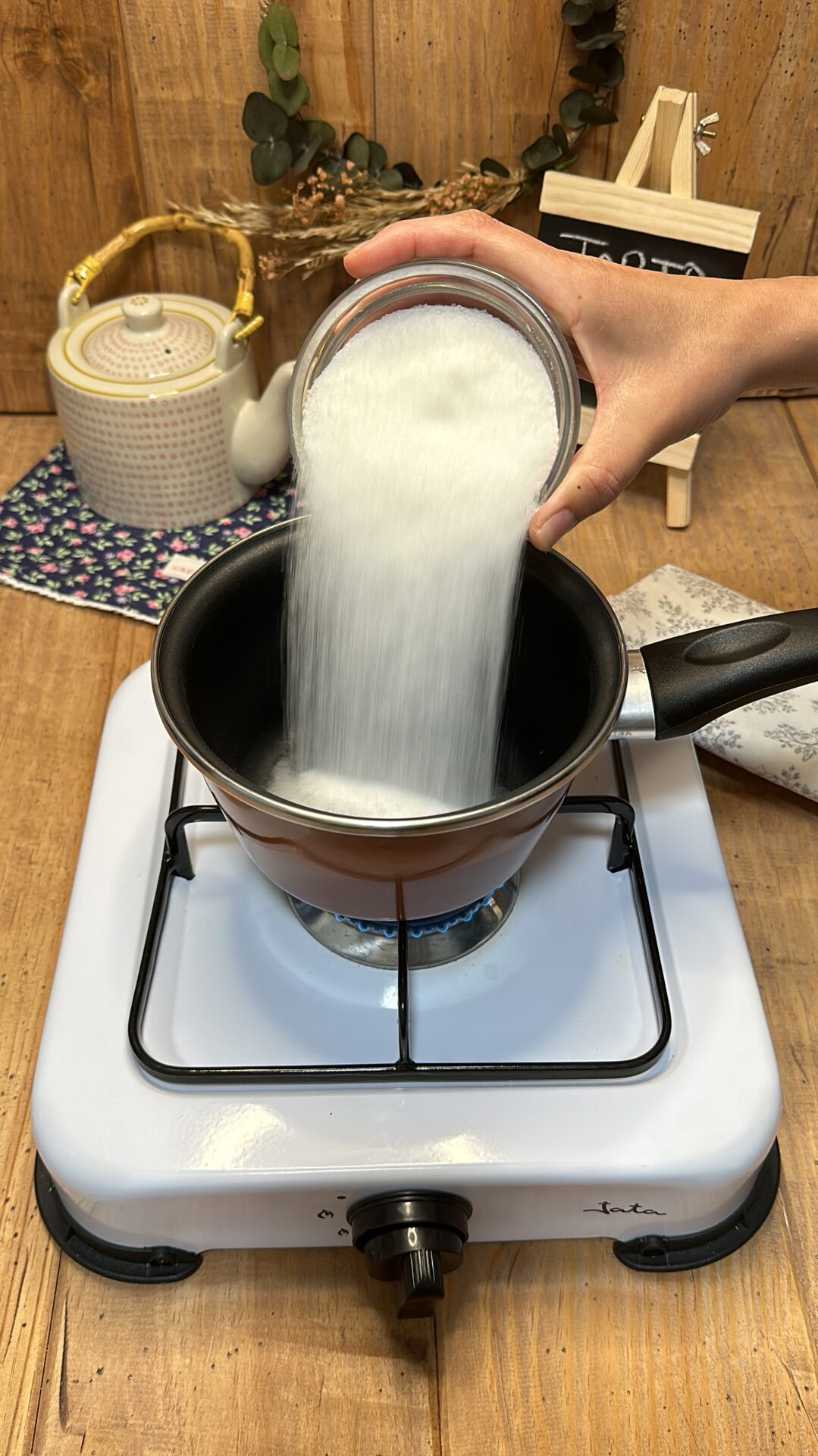 Llevamos a un cazo el agua y el azúcar y cocemos