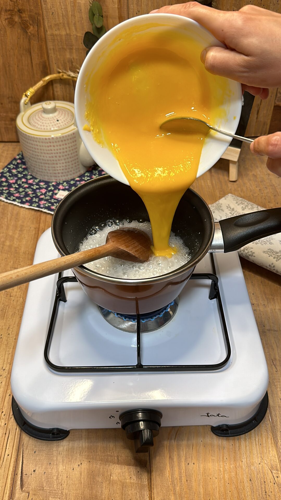 Añadimos las yemas con maicena y seguimos cociendo hasta que espese