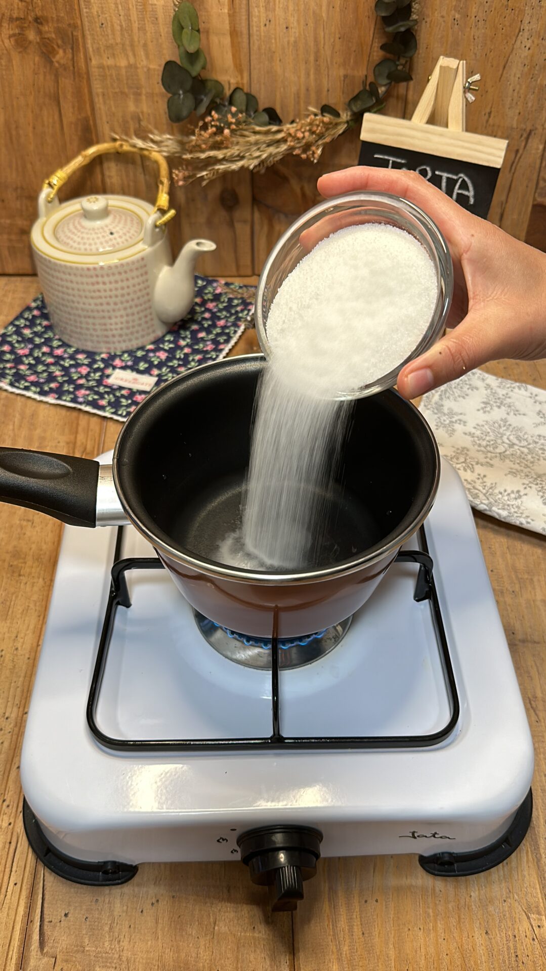 Cocemos el agua con el azúcar glas