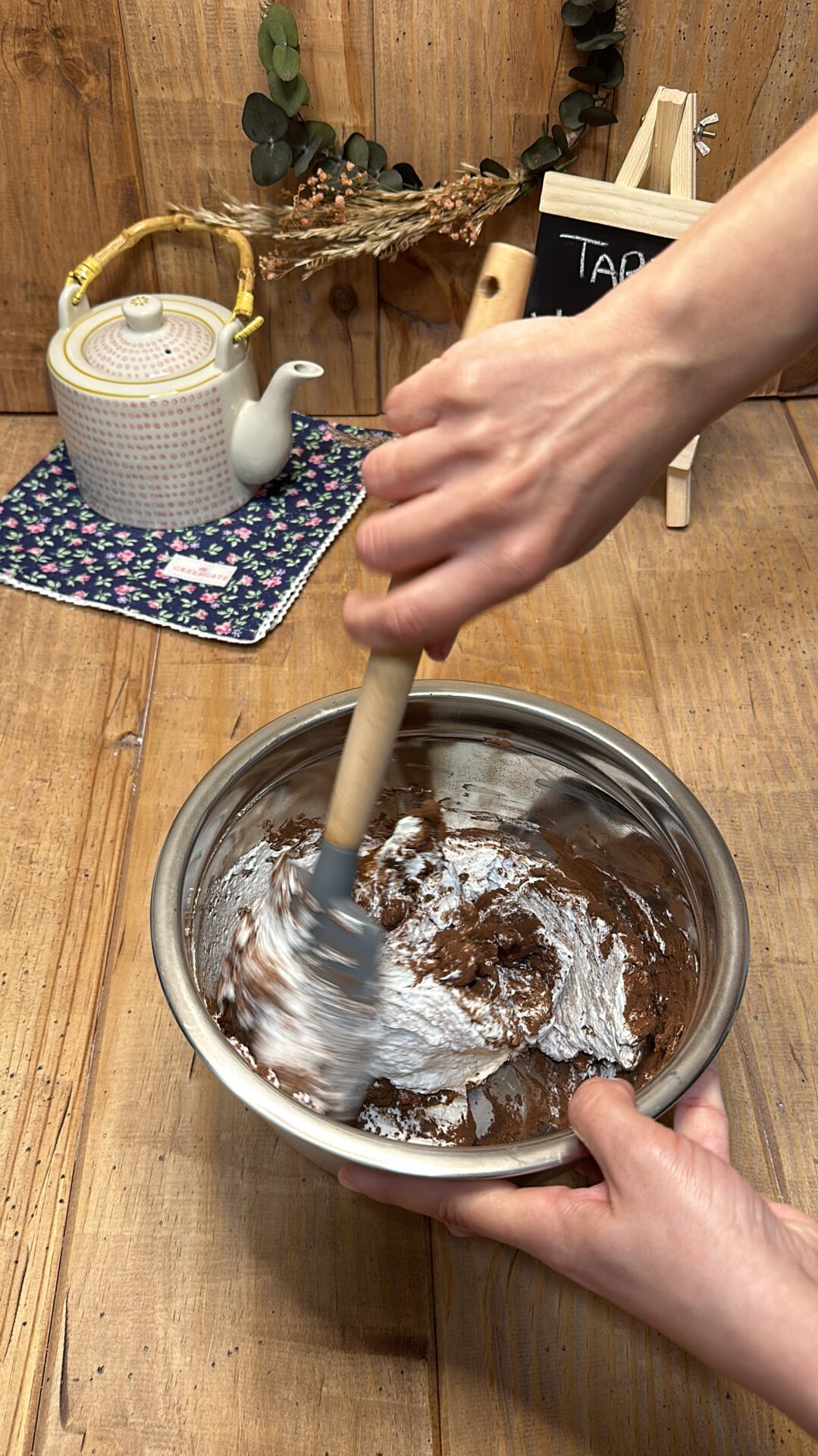 Mezclamos una mitad de la nata con el cacao tamizado