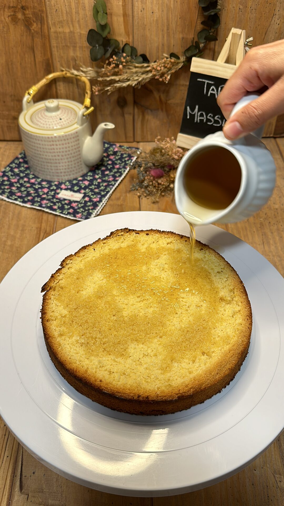 Llevamos una mitad al stand y empapamos con almíbar