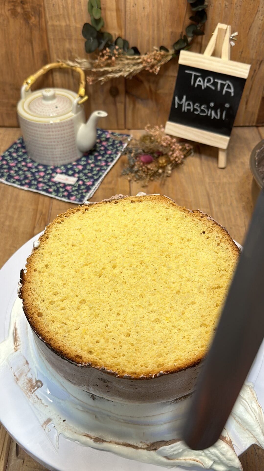 Cerramos la tarta con la otra mitad del bizcocho, y empapamos de nuevo con almíbar