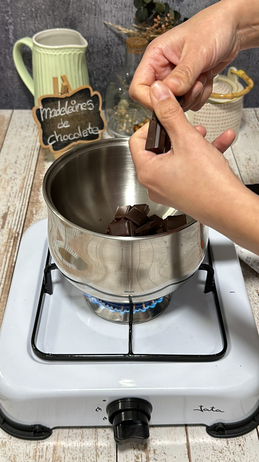 Colocamos el chocolate en un recipiente al baño María