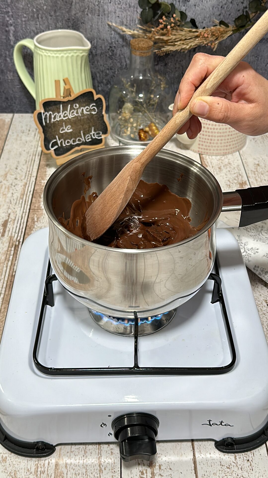 Fundimos el chocolate removiendo