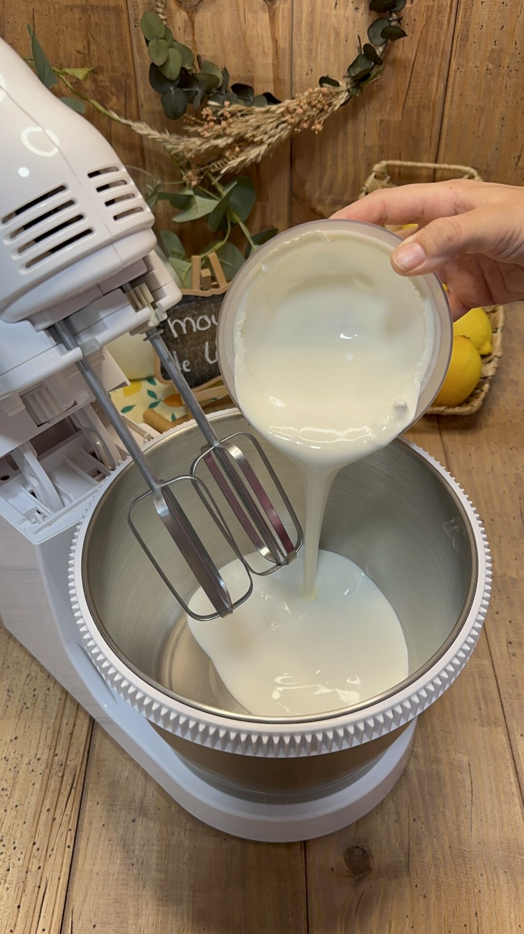Pasamos la nata al bol de nuestras varillas eléctricas
