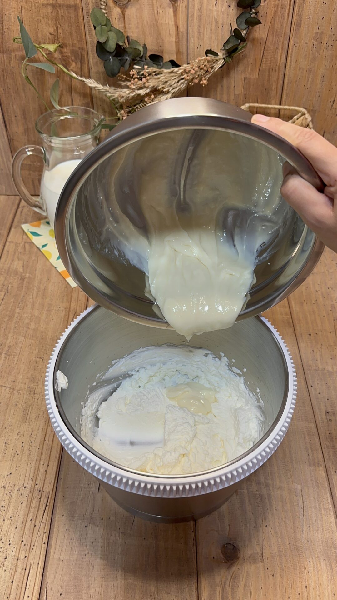 Añadimos la leche condensada y el limón sobre la nata
