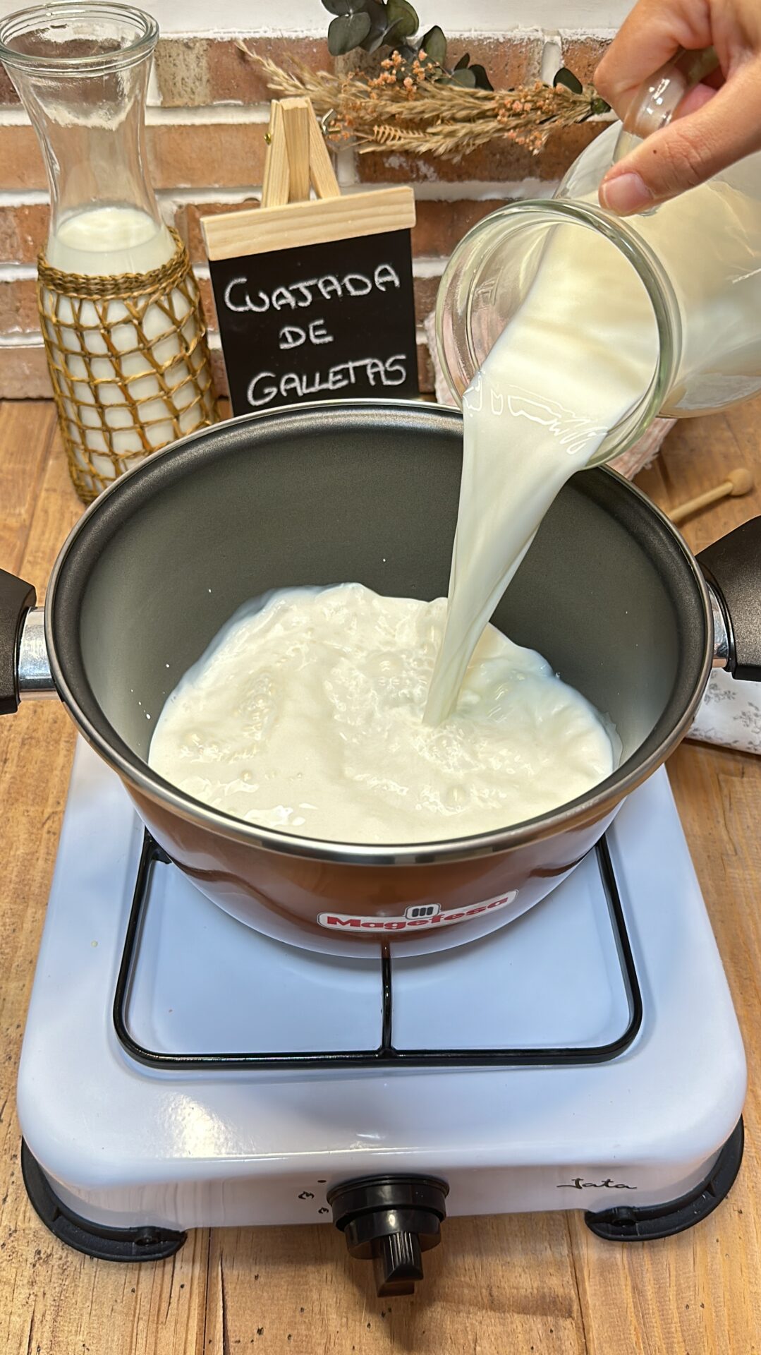Calentamos el resto de la leche en un cazo