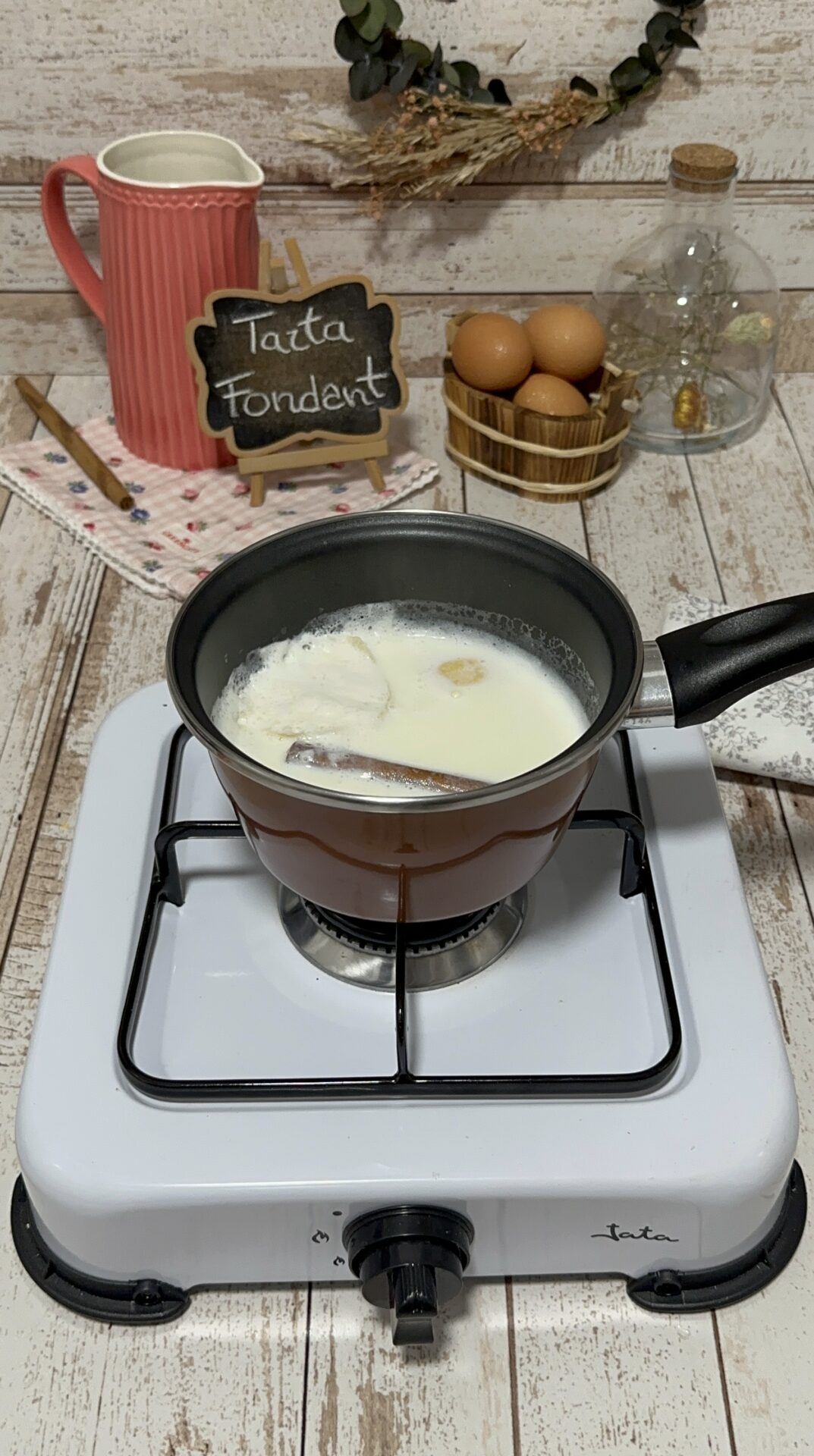 Calentamos en un cazo la leche con la canela y la piel del limón