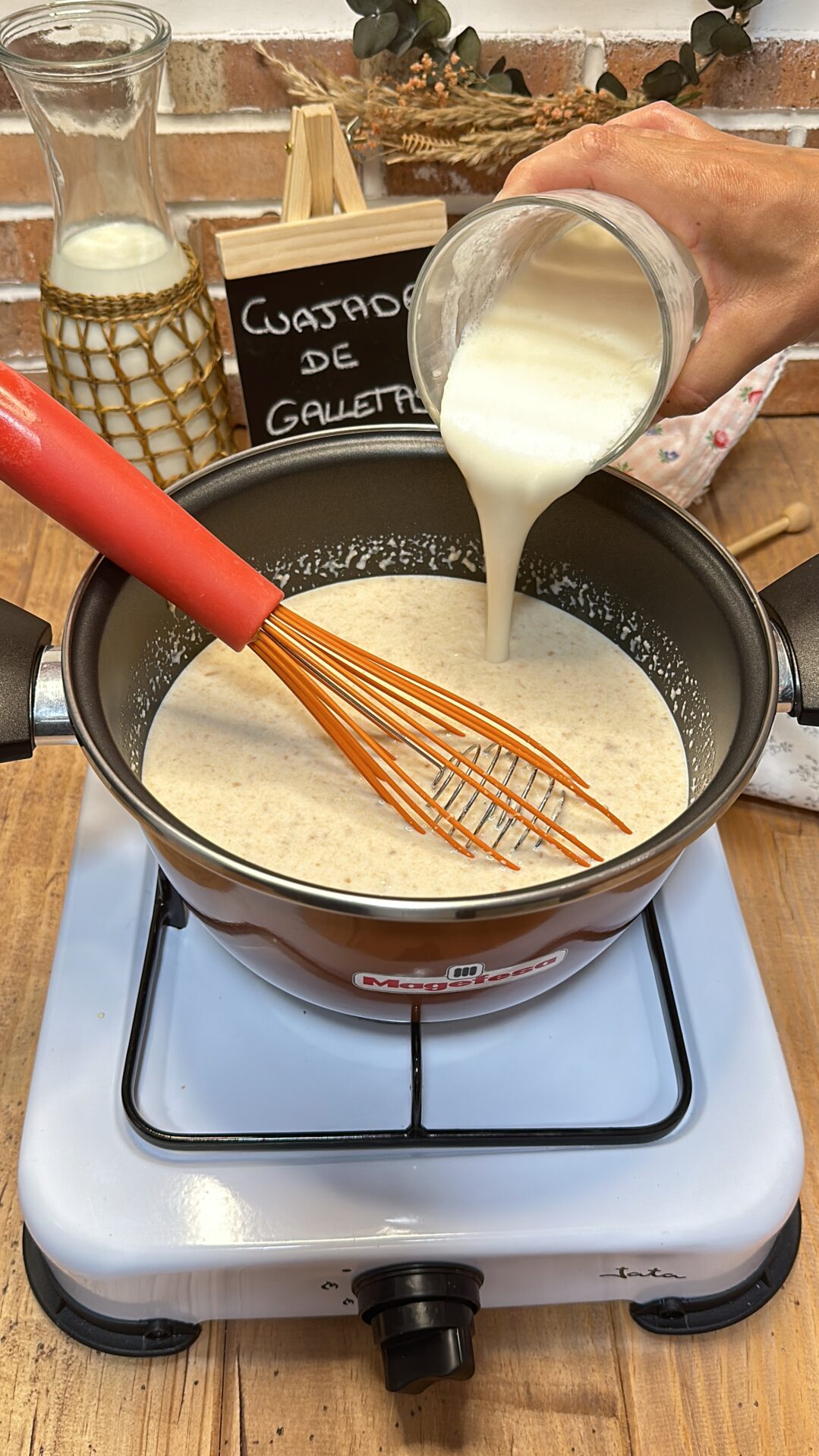 Añadimos la cuajada disuelta en la leche