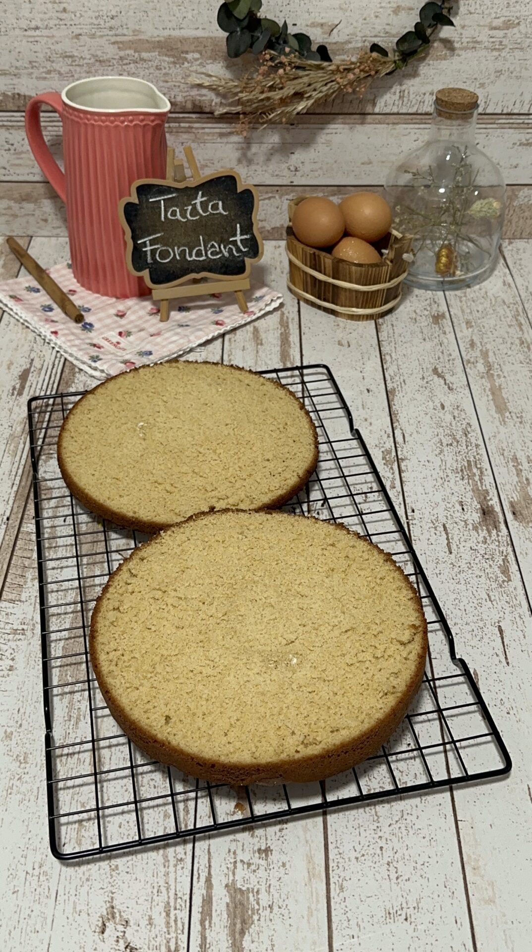 Las dos mitades del bizcocho de nuestra tarta lazo de fondant