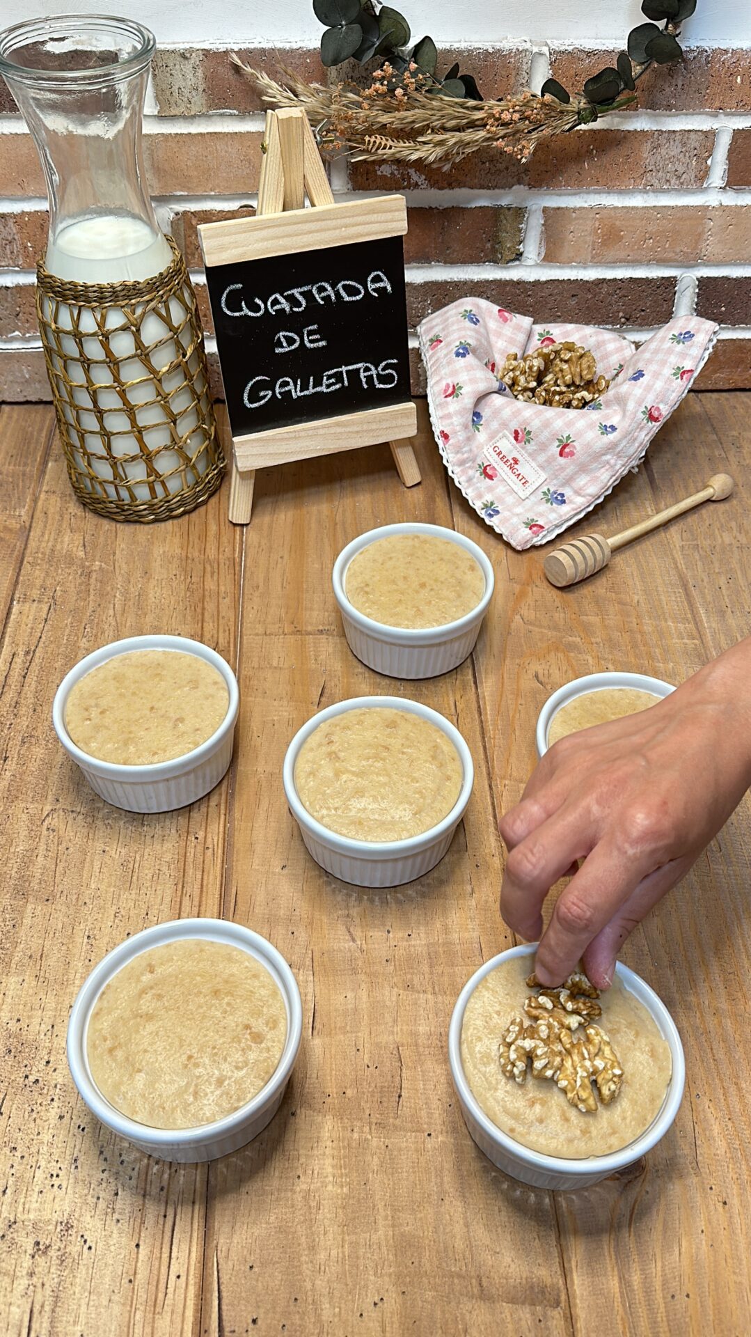 Decoramos nuestras cuajadas de galleta con nueces...