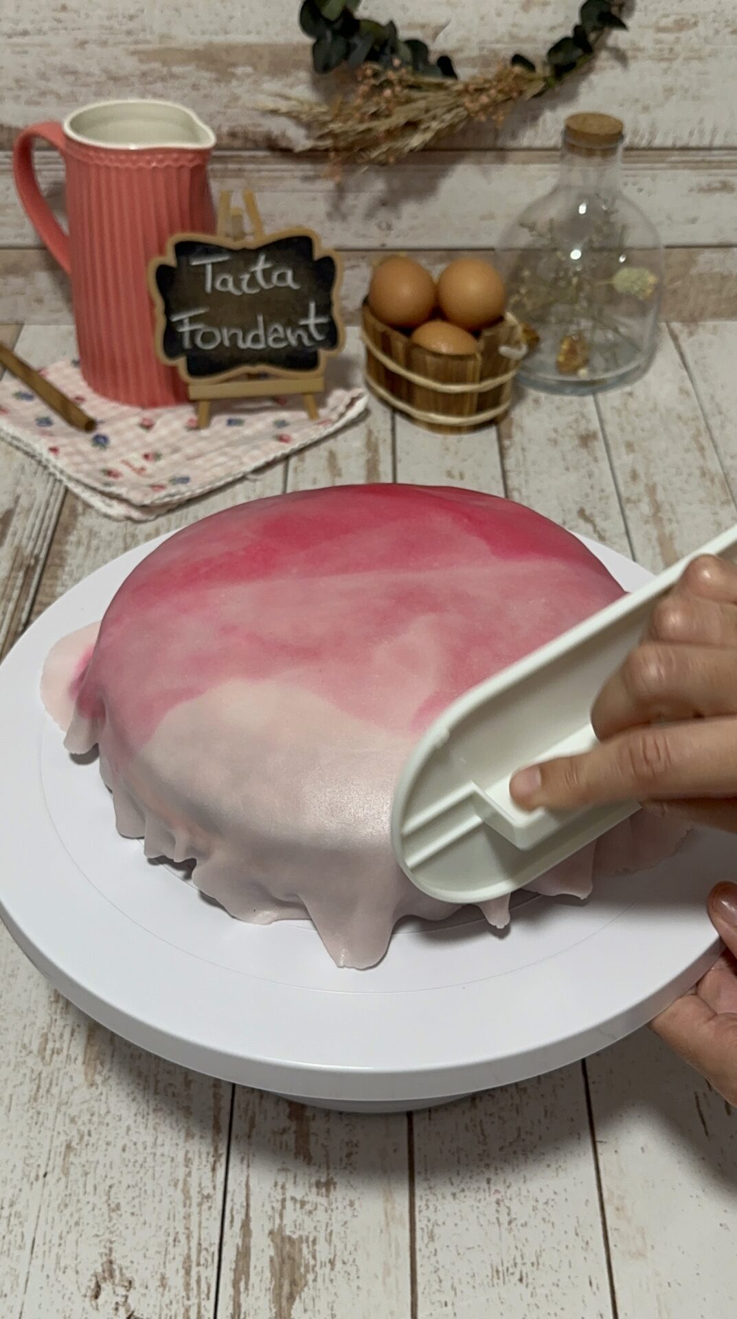 Cubrimos la tarta y alisamos bien los bordes