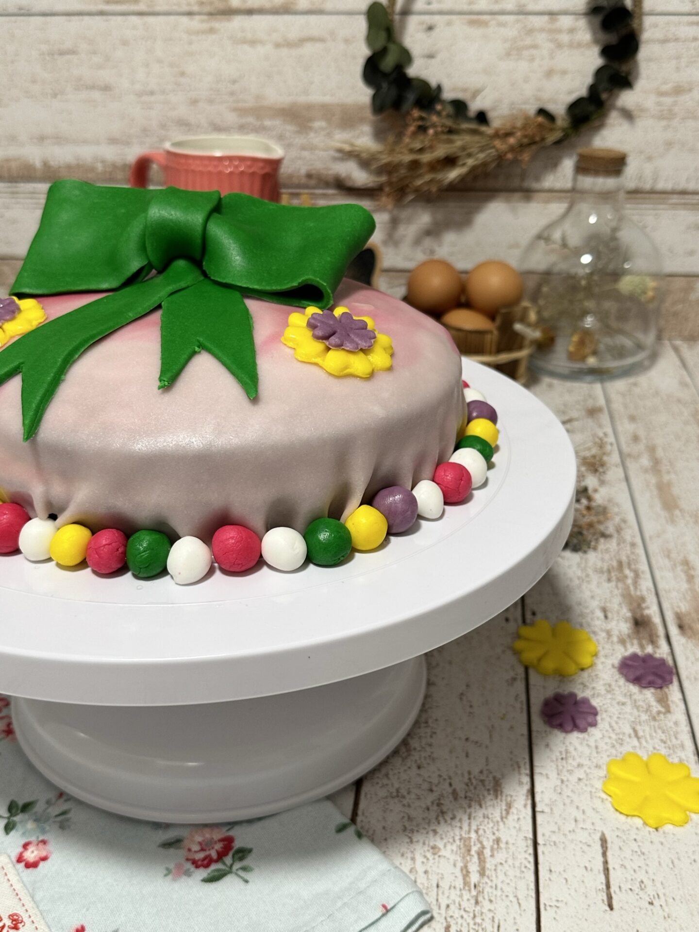 Coqueta y deliciosa tarta lazo de fondant