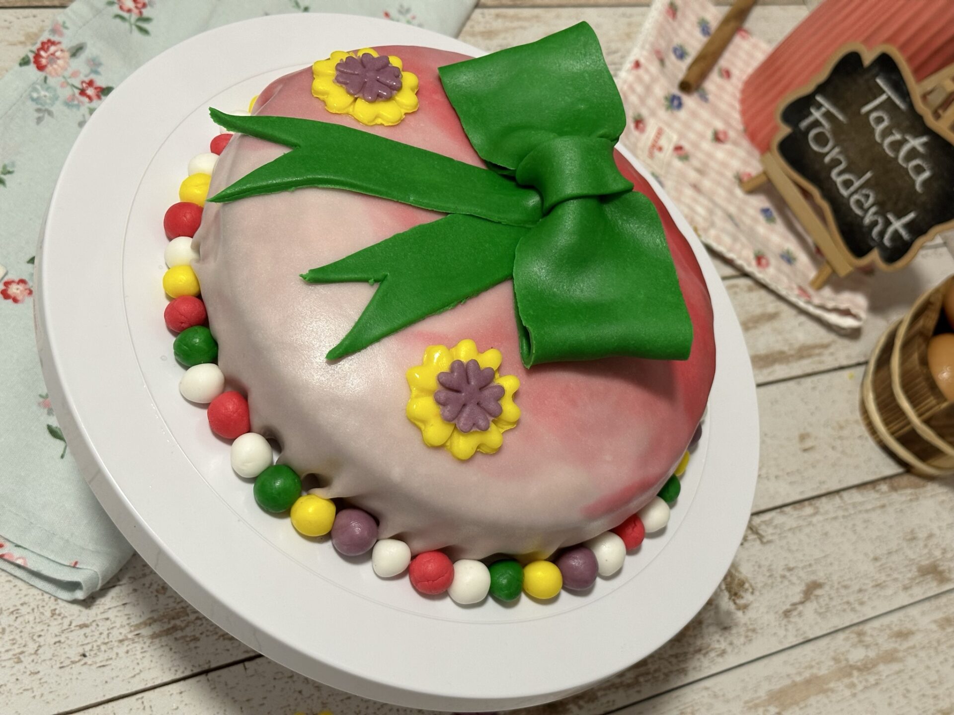 Disfruta de nuestra increíble tarta lazo de fondant