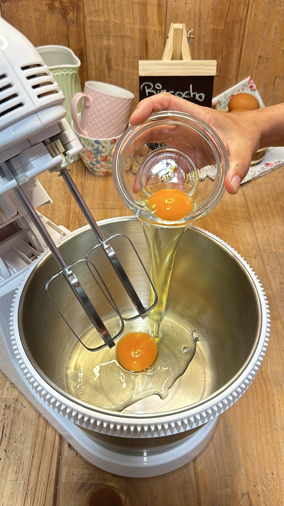 Imagen 5 Batimos los huevos en un bol con las varillas eléctricas