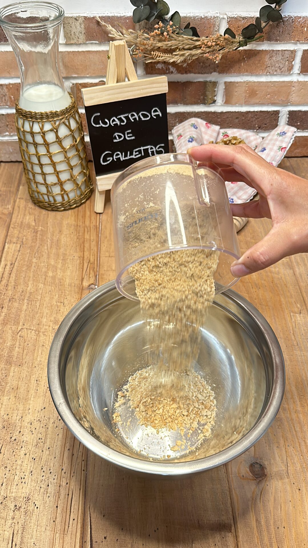 Vertemos las galletas trituradas en un bol