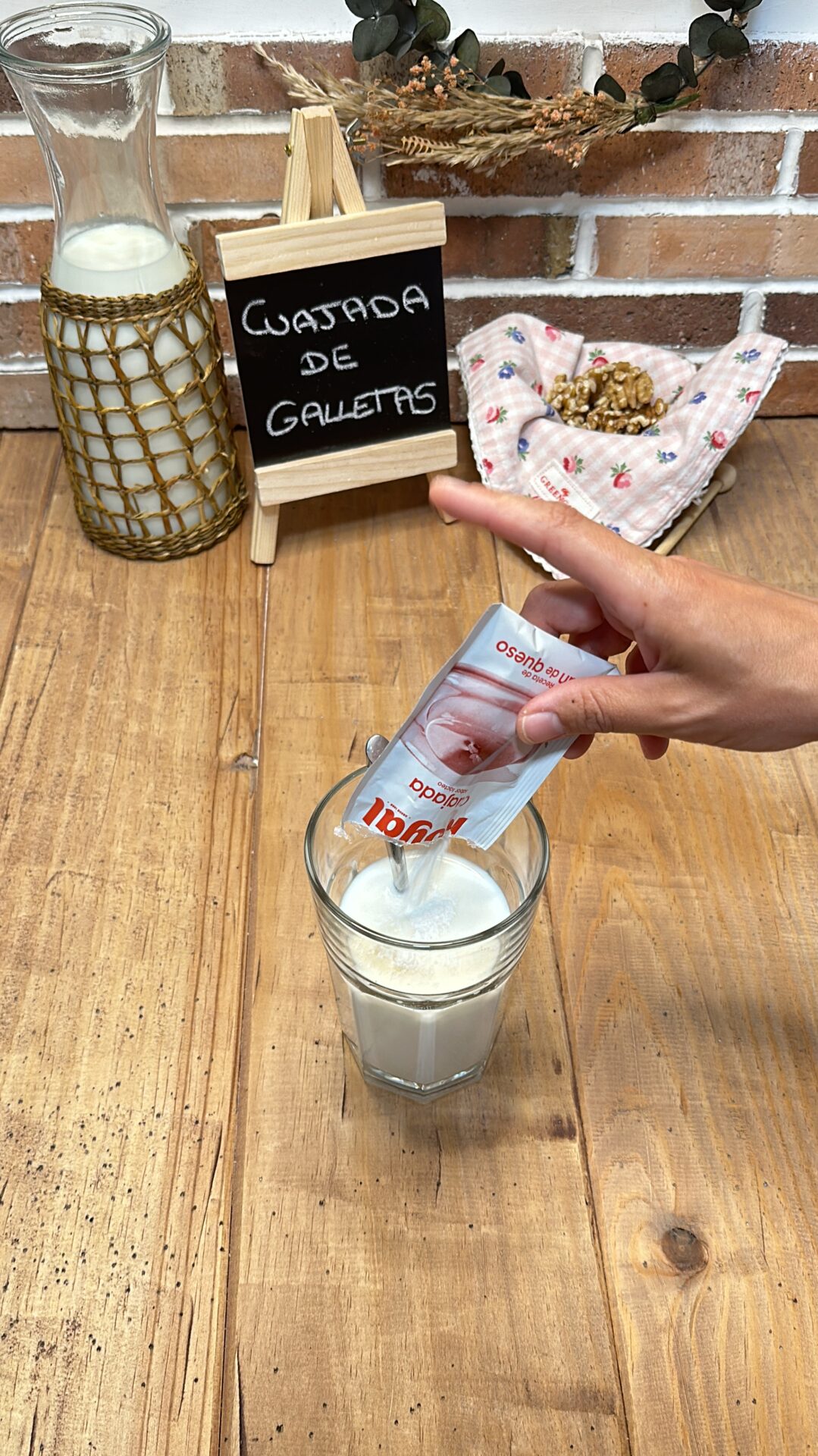 Vertemos la cuajada en medio vaso de leche